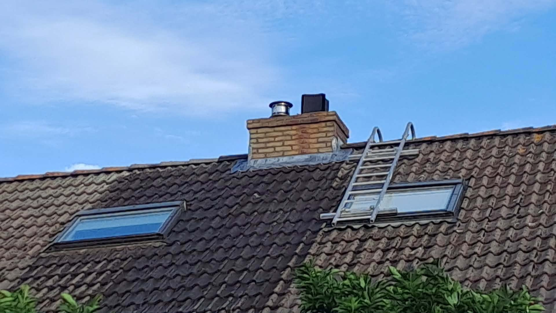 Overzicht van de schoorsteen met afgewerkt loodwerk en dakramen